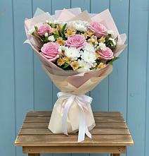 Букет цветов из:  Гвоздики, Орхидеи и Розы в Урюпинске