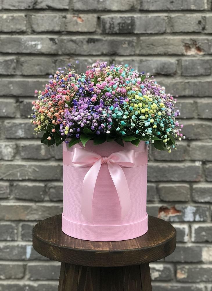 Цветочная композиция из Гипсофила и Розы в шляпной коробке в Урюпинске