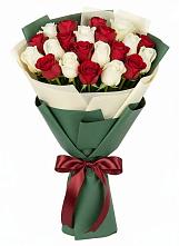 Букет Микс из красных и белых роз в Урюпинске