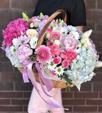 Цветочная композиция из Розы, Хризантемы, Пионы и Лизиантусы в корзине в Урюпинске