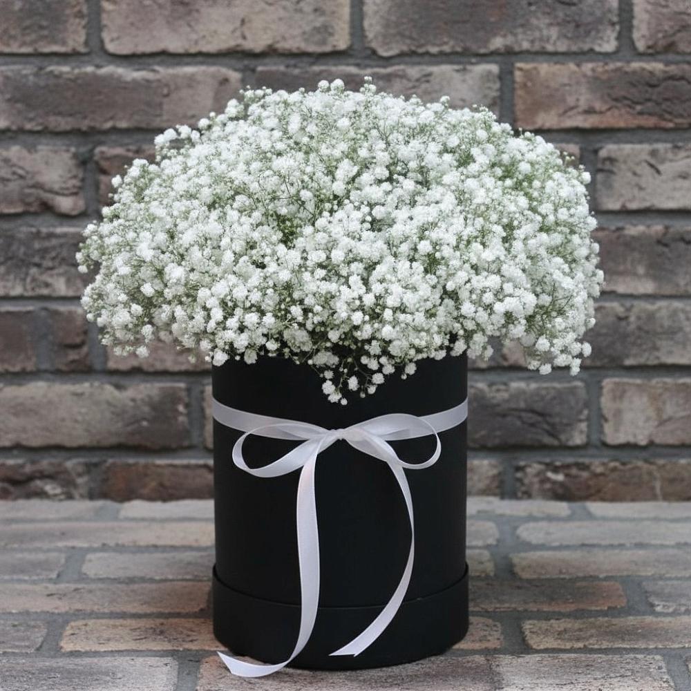 Цветочная композиция из Гипсофила в шляпной коробке в Урюпинске