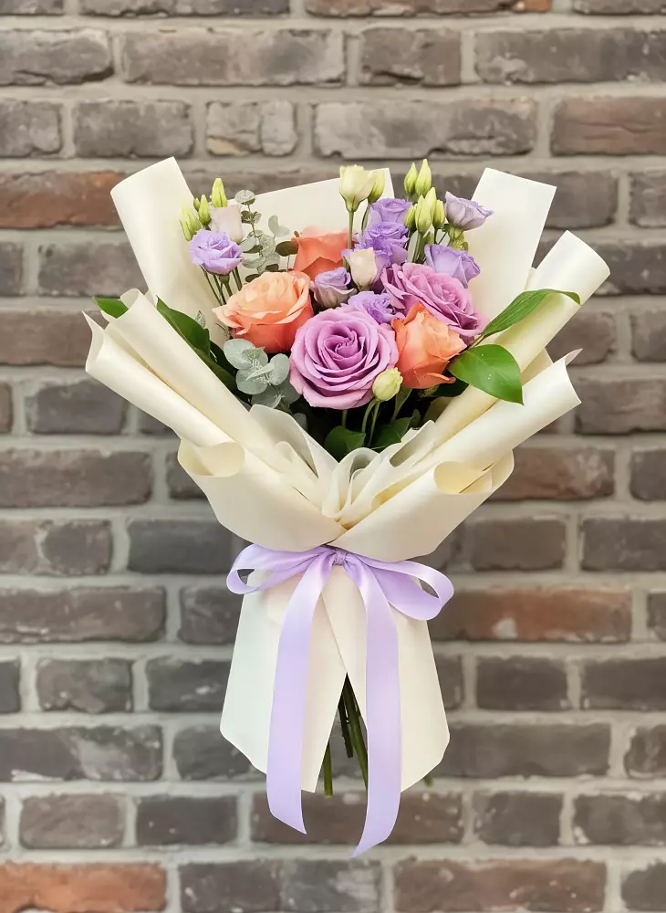 Букет цветов из: Лизиантусы и Розы в Урюпинске