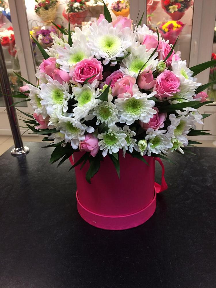 Цветочная композиция из Розы и Хризантемы в шляпной коробке в Урюпинске