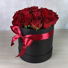 Цветочная композиция из Розы в шляпной коробке в Урюпинске
